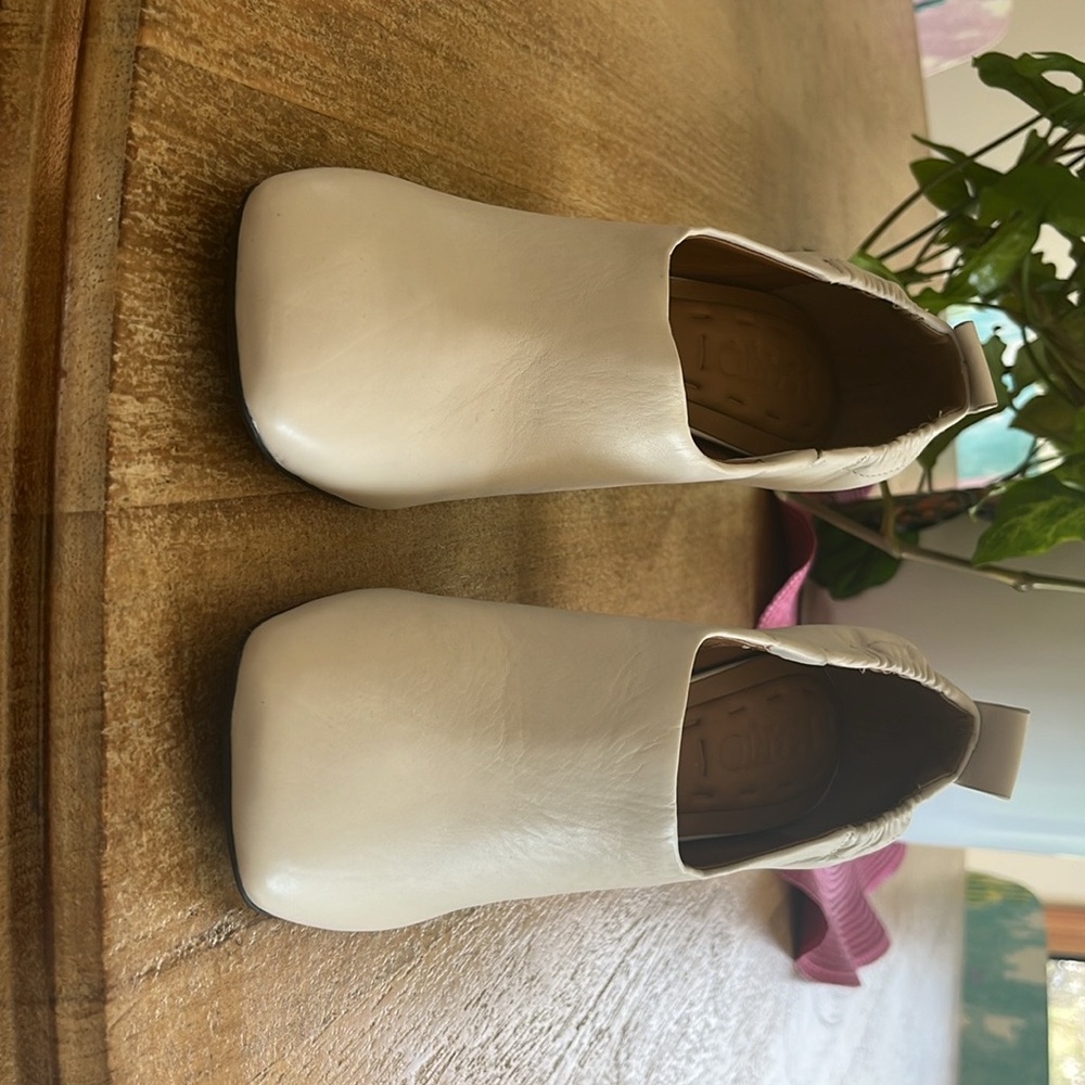 Women's White Leather Shoes never worn - Picture 2 of 5